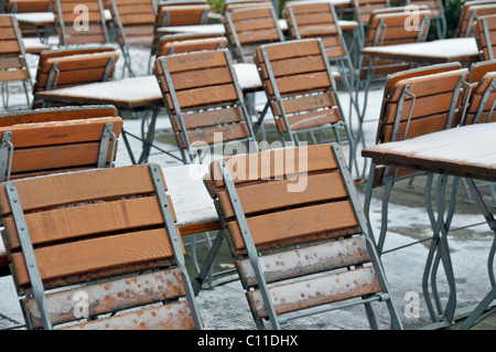 Schnee-bedeckten Tischen und Stühlen einer Taverne am Mediapark, Köln, Nordrhein-Westfalen, Deutschland, Europa Stockfoto