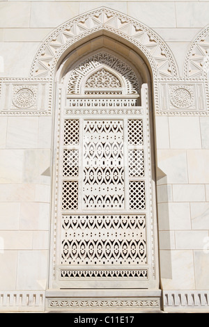 Eine reich verzierte Jali Stilfenster bei Sultan-Qabus-Moschee in Maskat, Oman. Stockfoto