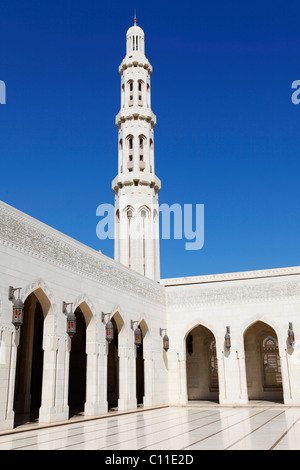Das Minarett und Hof Sultan-Qabus-Moschee in Maskat, Oman. Stockfoto