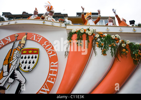 Karneval-Schwimmer während der Parade in den Straßen von Köln (Deutschland) Stockfoto