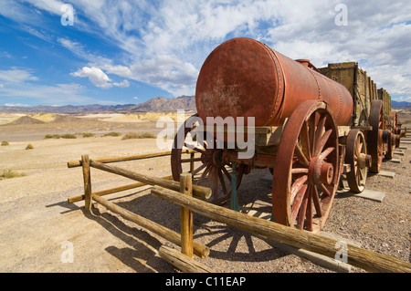 Twenty Mule Team Wagen bei der Harmony Borax Works, Furnace Creek, Death Valley Nationalpark, Kalifornien, USA Stockfoto