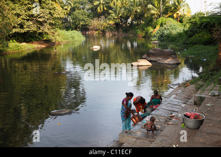 Frauen, die Wäsche in einem Fluß, Tenkasi, Tamil Nadu, Tamil Nadu, Südindien, Indien, Asien Stockfoto