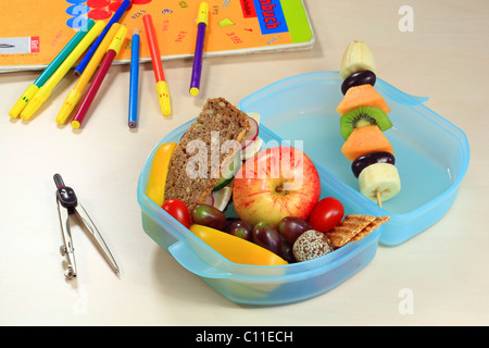 Gesundes Frühstück, Frühstücks-Box mit Vollkornbrot, Obst, Gemüse, Müsliriegel Stockfoto