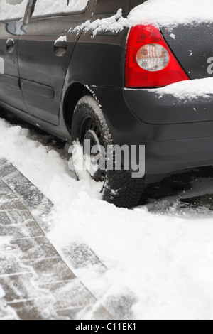 Links Hinterrad ein schwarzes Auto im Schnee stecken, winter, Deutschland Stockfoto