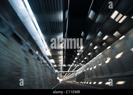 Unscharfes Bild eines Tunnels auf einer italienischen Autobahn Stockfoto