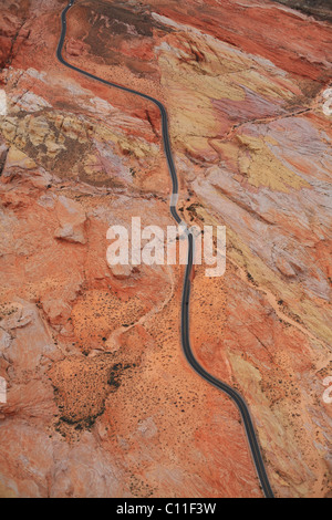 LUFTAUFNAHME. White Domes Zufahrtsstraße, die eine farbenfrohe Sandsteinlandschaft durchgeht. Valley of Fire State Park, Overton, Clark County, Nevada, USA. Stockfoto