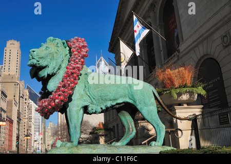 Das berühmte Paar Löwen Bronzestatuen von Edward Kerney 1894 Chicago, Illinois. Weihnachtsschmuck-Kränze Stockfoto