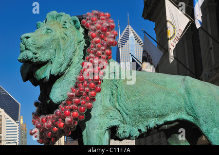 Die berühmten Paar bronze Lion Statuen von Edward Kerney 1894 in Chicago, Illinois. Weihnachten Kränze Dekorationen. USA. Stockfoto