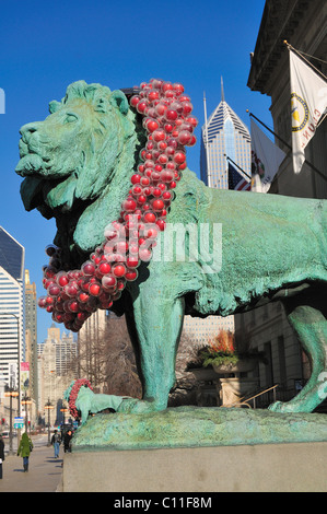 Die berühmten Paar bronze Lion Statuen von Edward Kerney 1894 in Chicago, Illinois. Weihnachten Kränze Dekorationen. USA. Stockfoto