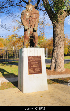 Die bronzestatue Der feige Löwe in Oz Park, Chicago, Illinois, USA. Stockfoto