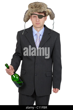 Lustiger Mann in Pelzmütze mit einer Flasche auf weißem Hintergrund Stockfoto