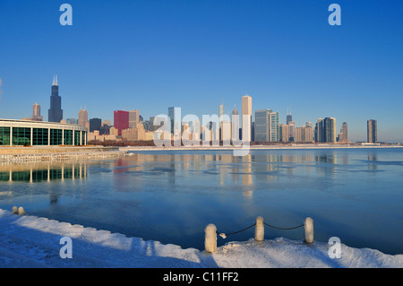 Eis in den Häfen am Seeufer des Lake Michigan Bildung reflektieren die Skyline der Stadt an einem sehr kalten Dezember Morgen. Chicago, Illinois, USA. Stockfoto