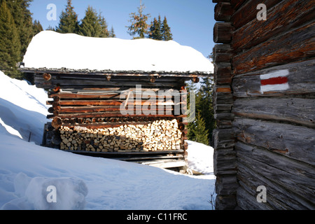 Weiler Pirigen Weiler auf einem Winterwanderweg nach Langwies, Schanfigg Tal, Graubünden, Schweiz, Europa Stockfoto