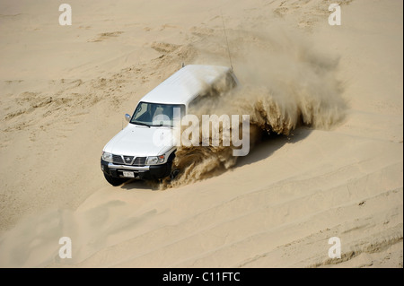 Geplatzten Reifen von einem Offroader 4500 Nissan Patrol 4500 Kraftstoffeinspritzung 4 x 4, Sanddünen, Emirat Katar, Persischen Golf fahren Stockfoto