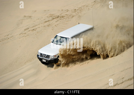 Geplatzten Reifen von einem Offroader 4500 Nissan Patrol 4500 Kraftstoffeinspritzung 4 x 4, Sanddünen, Emirat Katar, Persischen Golf fahren Stockfoto