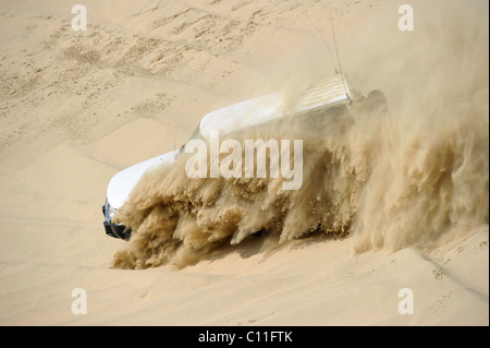 Geplatzten Reifen von einem Offroader 4500 Nissan Patrol 4500 Kraftstoffeinspritzung 4 x 4, Sanddünen, Emirat Katar, Persischen Golf fahren Stockfoto