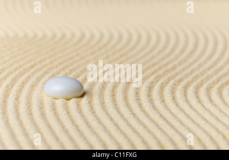 Komposition auf Zen-Garten - Sand und Glas Tropfen Stockfoto