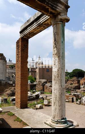 Überreste der Pfeiler am Haus der Vestalinnen, auf der Rückseite der Kurie, Forum Romanum oder Roman Forum, Rom, Latium Stockfoto