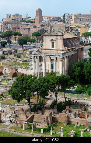 Tempel des Antoninus und Faustina, Tempio di Antonino e Faustina, jetzt Kirche San Lorenzo in Miranda, Blick vom Palatin Stockfoto