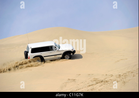 Off-Roader Nissan Patrol 4500 Fuel Injection 4 x 4, fahren in Sanddünen, Emirat Katar, Persischer Golf, mittleren Osten, Asien Stockfoto