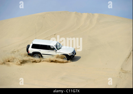 Off-Roader Nissan Patrol 4500 Fuel Injection 4 x 4, fahren in Sanddünen, Emirat Katar, Persischer Golf, mittleren Osten, Asien Stockfoto