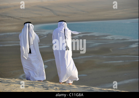 Qatari in traditioneller Kleidung mit Gutra, vor Khor Al Udeid Strand, Khor El Deid, Binnenmeer, Wüste Wunder von Katar Stockfoto