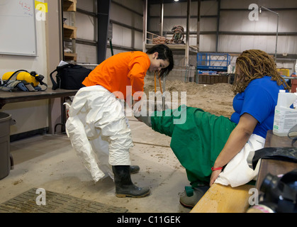 Job Corps Auszubildende lernen Sondermüll Cleanup Stockfoto