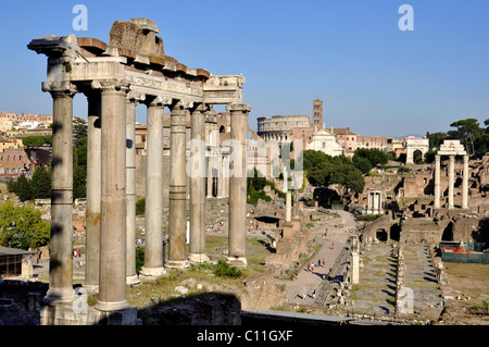 Säulen der Tempel des Saturn, Kolosseum, Santa Francesca Romana, Tempel der Vesta, Bogen von Titus, Tempel des Castor und Pollux Stockfoto