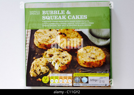 Box von Marks and Spencer Bubble And Squeak Kuchen auf weißem Hintergrund Stockfoto