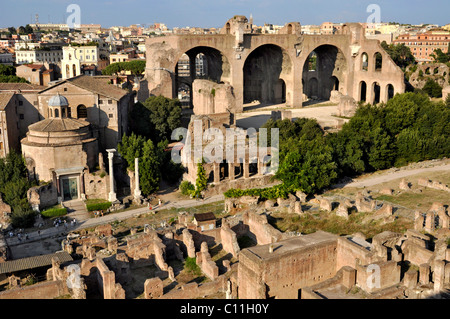 Tempel des Romulus oder Santi Cosma e Damiano, Basilika des Maxentius und Konstantin, Forum Romanum, das Forum Romanum, Rom, Latium Stockfoto