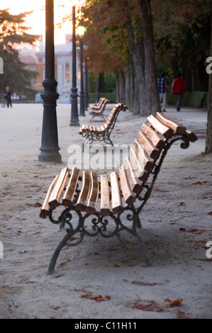 Bänke in der Abenddämmerung im Parque del Retiro, Madrid, Spanien Stockfoto