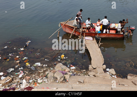Motorboot als eine Fähre benutzt, verschmutzten Fluss Kapila, Kabini, Kabbani River, Südindien, Indien, Südasien, Asien Stockfoto