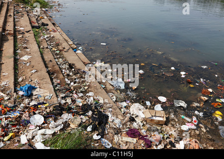 Müll, schmutzige Flussufer, Kapila, Kabini, Kabbani River, Nanjangud, Karnataka, Südindien, Indien, Südasien, Asien Stockfoto