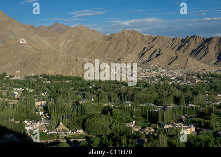 Leh-Tal gesehen von Shanti Stupa, Leh (Ladakh) Jammu & Kaschmir, Indien Stockfoto