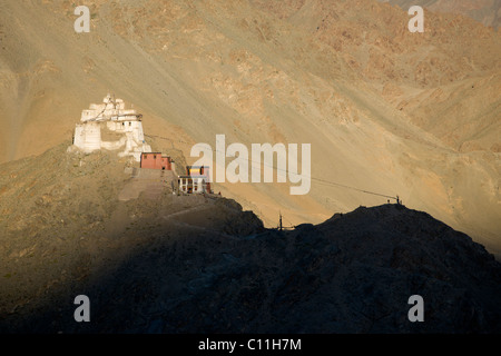 Sonnenuntergang Schatten schleicht sich der Namgyal Tsemos Gompa, gesehen von der Shanti Stupa, Leh (Ladakh) Jammu & Kaschmir, Indien Stockfoto