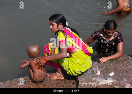 Junge Frau und Kind am Kapila, Kabini, Kabbani Fluss, Nanjangud, Karnataka, Südindien, Indien, Südasien, Asien Stockfoto