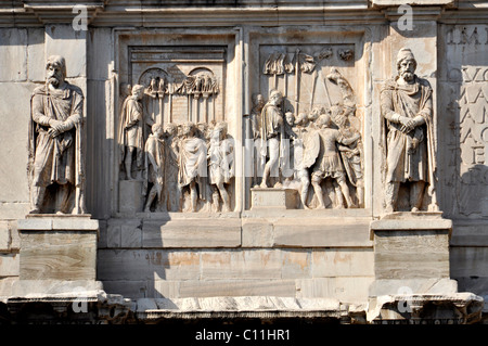 Statuen der Gefangenschaft Arch Daker, Attika Reliefs von Constantine, Piazza del Colosseo, Rom, Latium, Italien, Europa Stockfoto