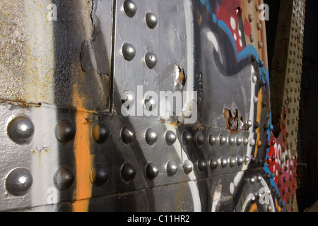 Graffiti-Detail auf alten Eisenbrücke Stockfoto