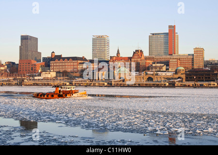 Ein Schlepper auf der winterlichen Elbe im Hamburger Hafen, Landungsbrücken Landungsbrücken, Hamburg, Deutschland, Europa Stockfoto