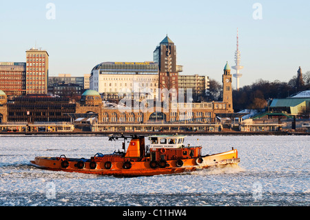 Ein Schlepper auf der winterlichen Elbe im Hamburger Hafen, Landungsbrücken Landungsbrücken, Hamburg, Deutschland, Europa Stockfoto