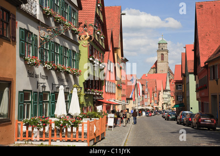 Dinkelsbühl, Bayern, Deutschland. Straßenszene mit Hotel-Café in der mittelalterlichen Altstadt an der romantischen Straße (Romantische Straße) Stockfoto