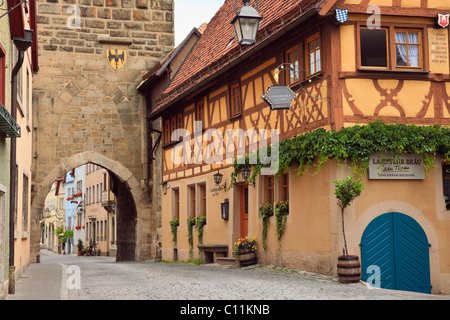 Halbe Fachwerkhaus Gebäude mit Turm aus dem 14. Jahrhundert Siebersturm Siebers Tor Eingang zur mittelalterlichen Altstadt auf romantische Straße, Rothenburg Stockfoto