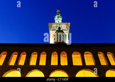 Abends nach Sonnenuntergang, im Hof der Umayyaden-Moschee in Damaskus, Minarett in den Rücken, Syrien, Mittlerer Osten, Asien Stockfoto