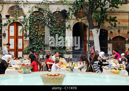 Brunnen und Gäste essen im Innenhof des Jabri House Restaurant, in einem alten muslimischen Palast Altstadt von Damaskus Stockfoto