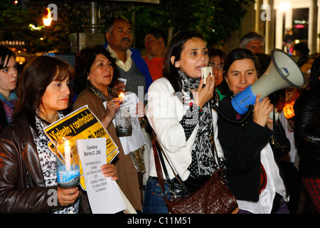 Frauen mit einem Lautsprecher während einer Demonstration, Gewalt gegen Frauen, Concepción, Chile, Südamerika Stockfoto