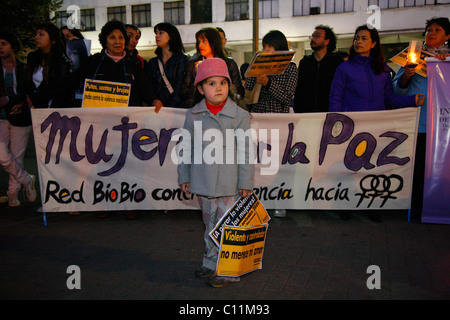 Mädchen während einer Demonstration, Gewalt gegen Frauen, Concepción, Chile, Südamerika Stockfoto