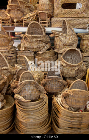 Myanmar (aka Burma), Yangon. Scott Market (aka Bogyoke Aung San Market) Souvenir Körbe. Stockfoto