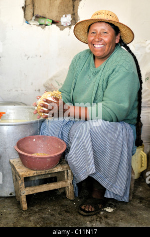 Herstellung von Frischkäse in der Penas Tal, Departamento Oruro, Bolivien, Südamerika Stockfoto