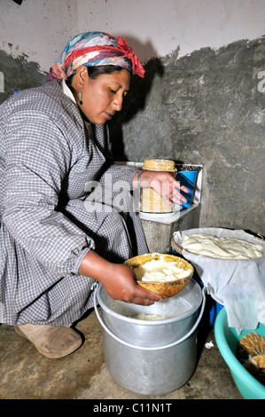 Herstellung von Frischkäse in der Penas Tal, Departamento Oruro, Bolivien, Südamerika Stockfoto