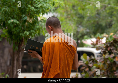 Myanmar (aka Burma), Mandalay, Amarapura. Mahagandayone Kloster, das größte Kloster in Myanmar. Mönch zu lesen. Stockfoto